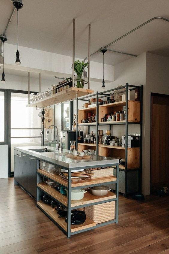 Cocina industrial con encimera metálica
